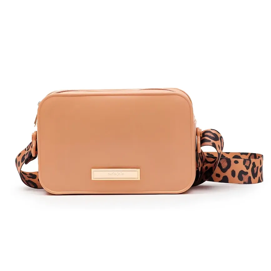 Bolsa feminina Petite Jolie Pop Matte cor avelã com alça larga animal print